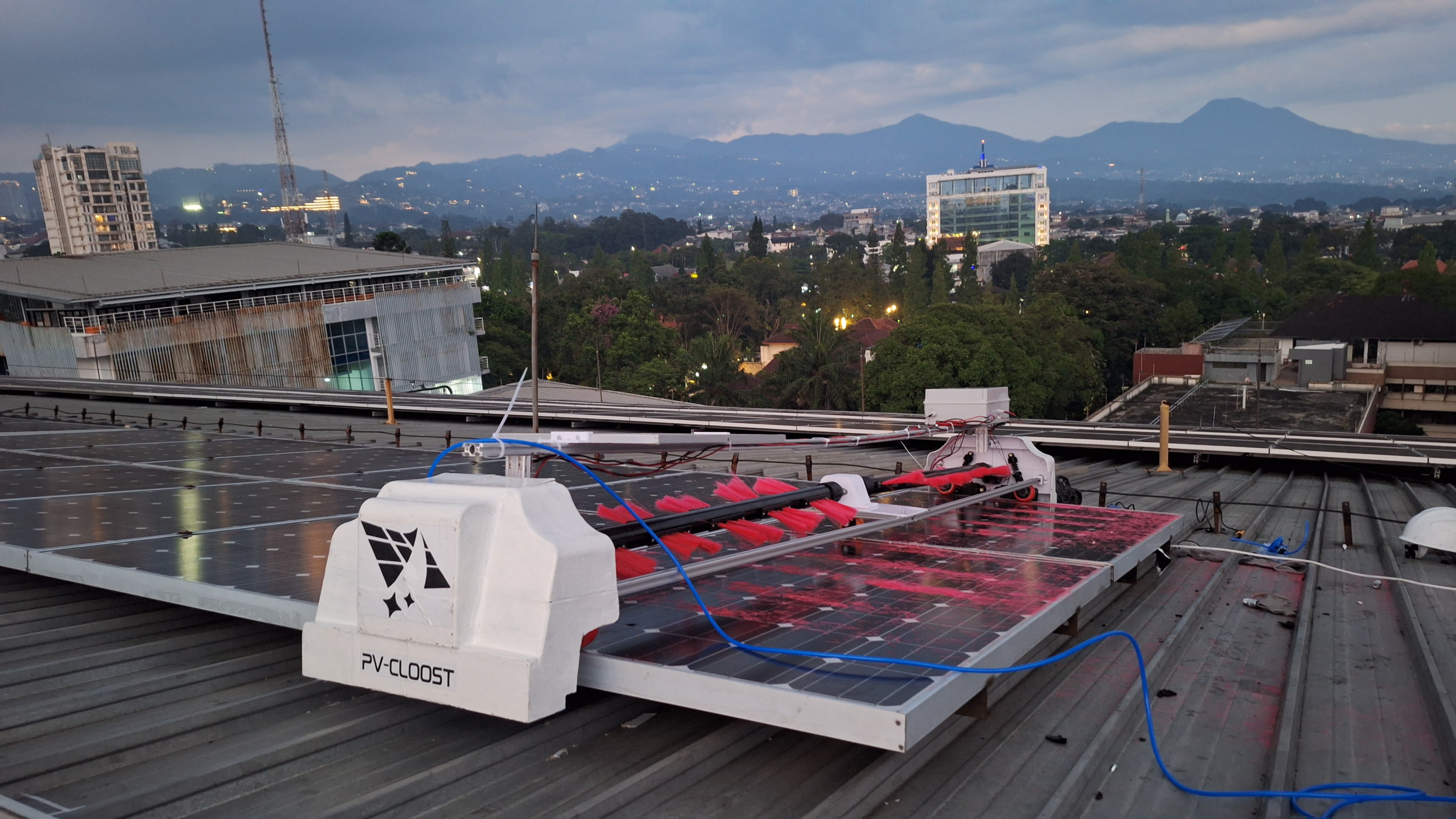 Robotic solar panel cleaning system